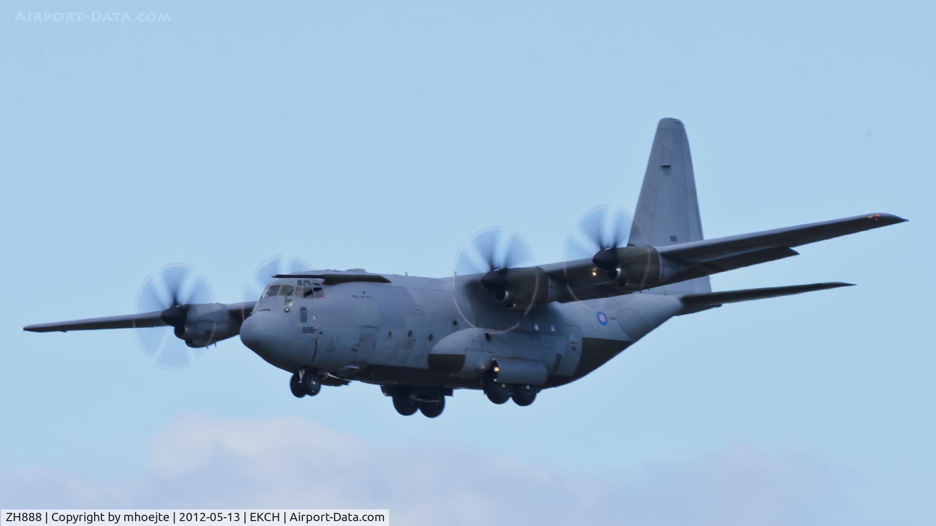 ZH888, 2000 Lockheed Martin C-130J Hercules C.5 C/N 382-5496, Final approach Cph