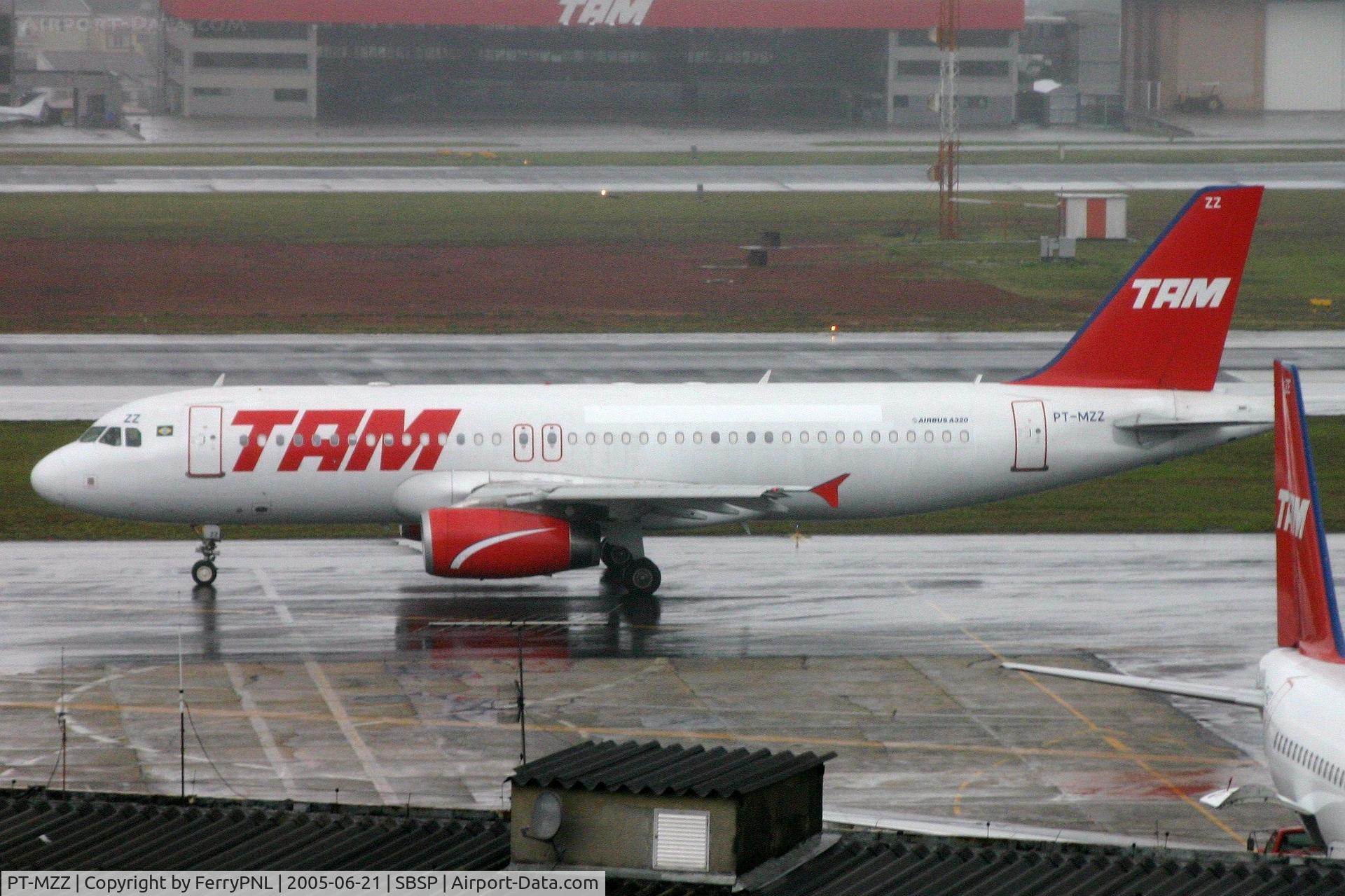 PT-MZZ, 2001 Airbus A320-232 C/N 1593, TAM A320 in the rain