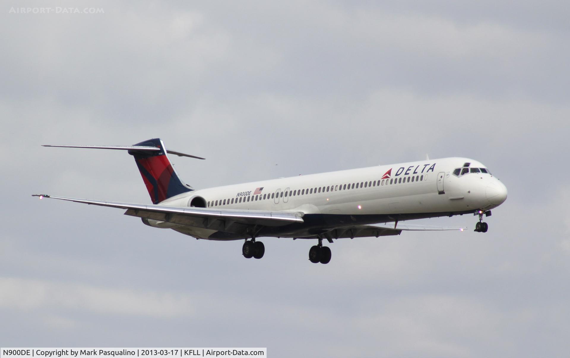N900DE, 1992 McDonnell Douglas MD-88 C/N 53372, MD-88