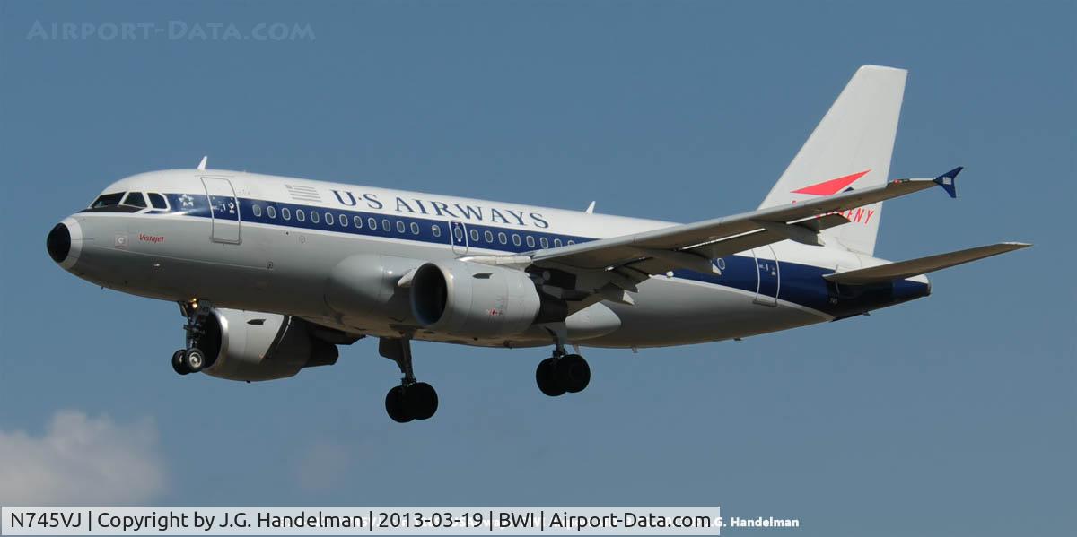 N745VJ, 2000 Airbus A319-112 C/N 1289, On final to 33L.
