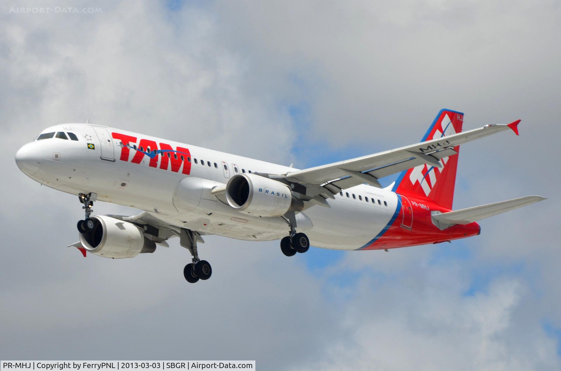 PR-MHJ, 2007 Airbus A320-232 C/N 3047, TAM A320 landing in GRU