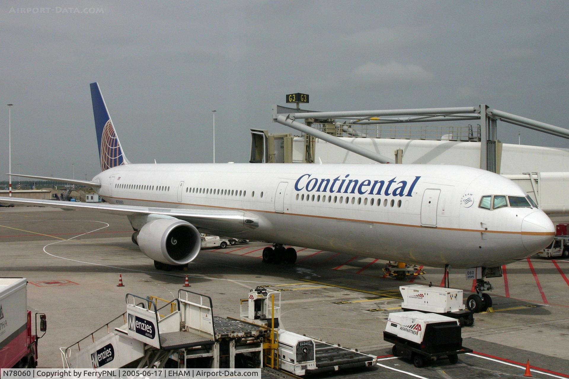 N78060, 2002 Boeing 767-424/ER C/N 29455, Waiting to board my flight to EWR on this CO B764.