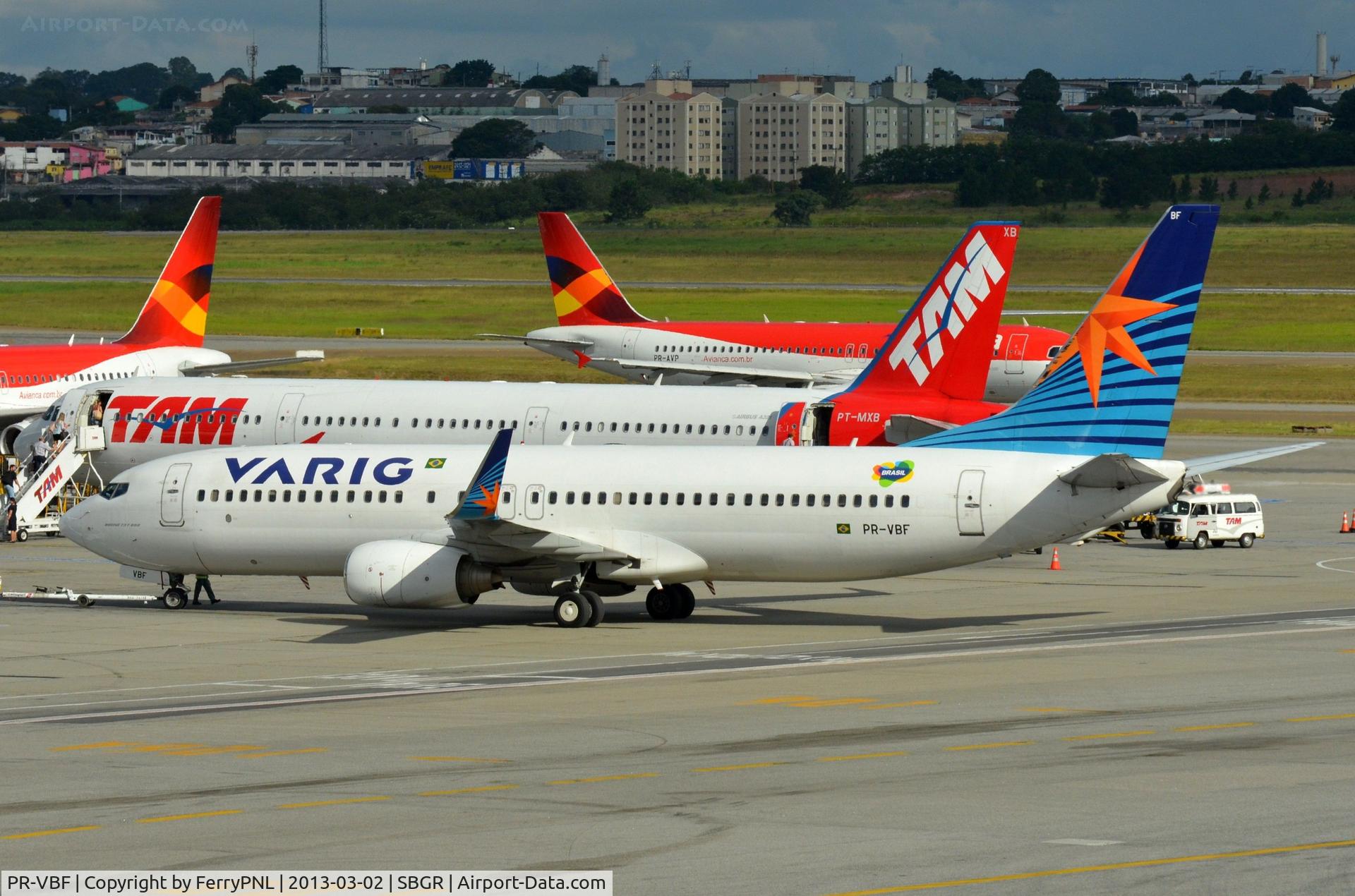PR-VBF, 2008 Boeing 737-8EH C/N 34276, Varig B738 in a colourful scene.
