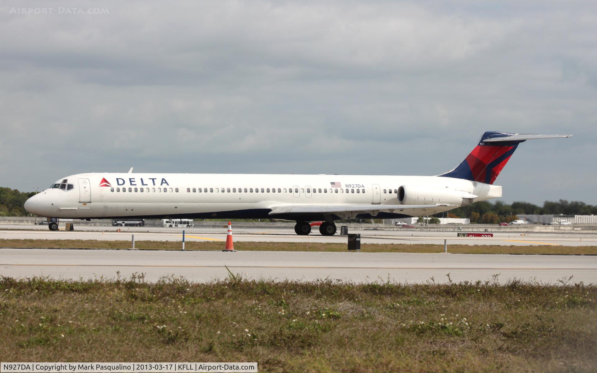 N927DA, 1988 McDonnell Douglas MD-88 C/N 49714, MD-88