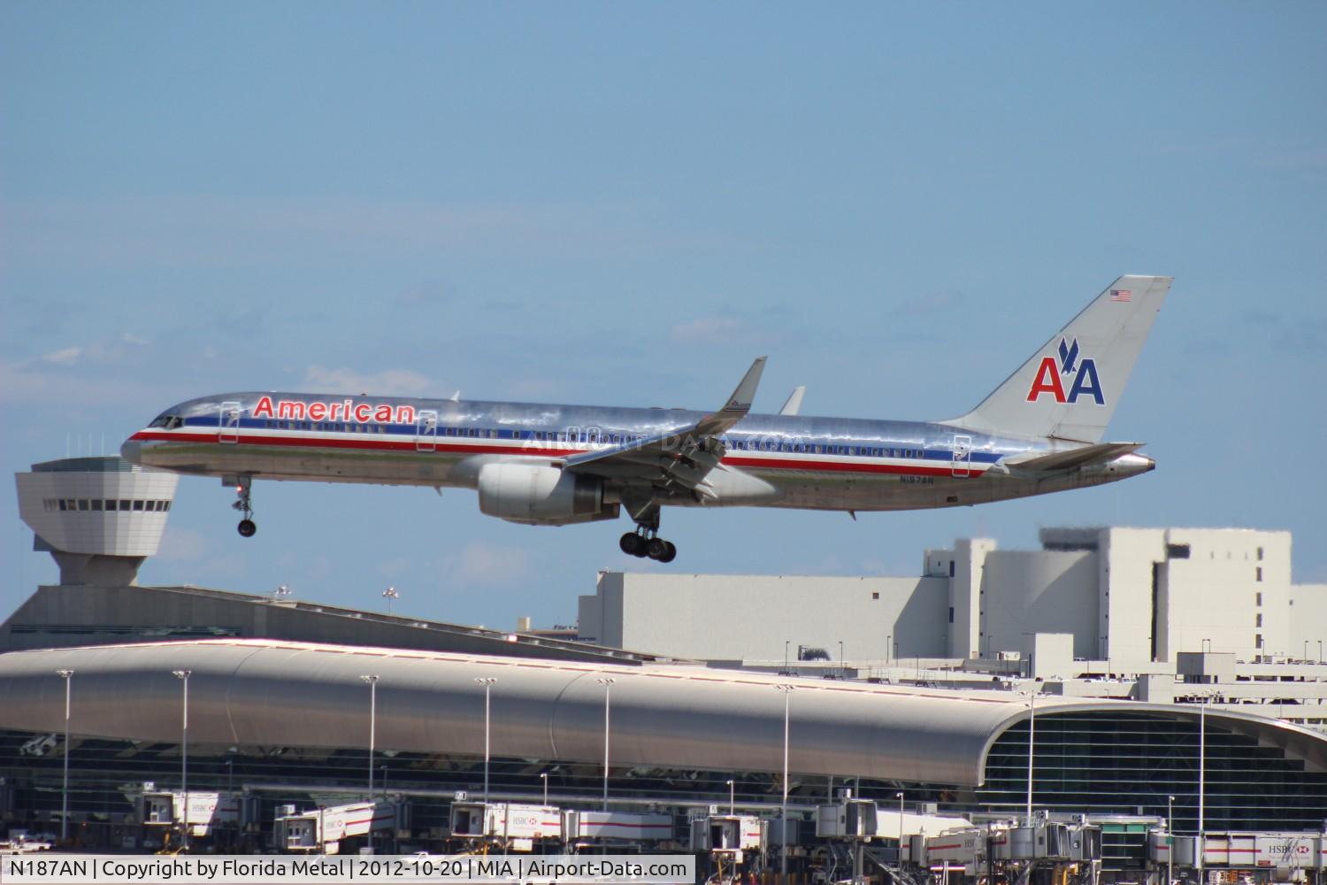 N187AN, 2001 Boeing 757-223 C/N 32381, American 757