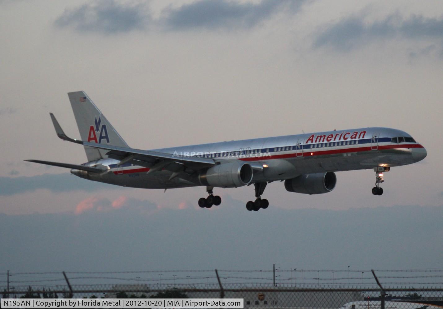 N195AN, 2001 Boeing 757-223 C/N 32389, American 757 at dusk