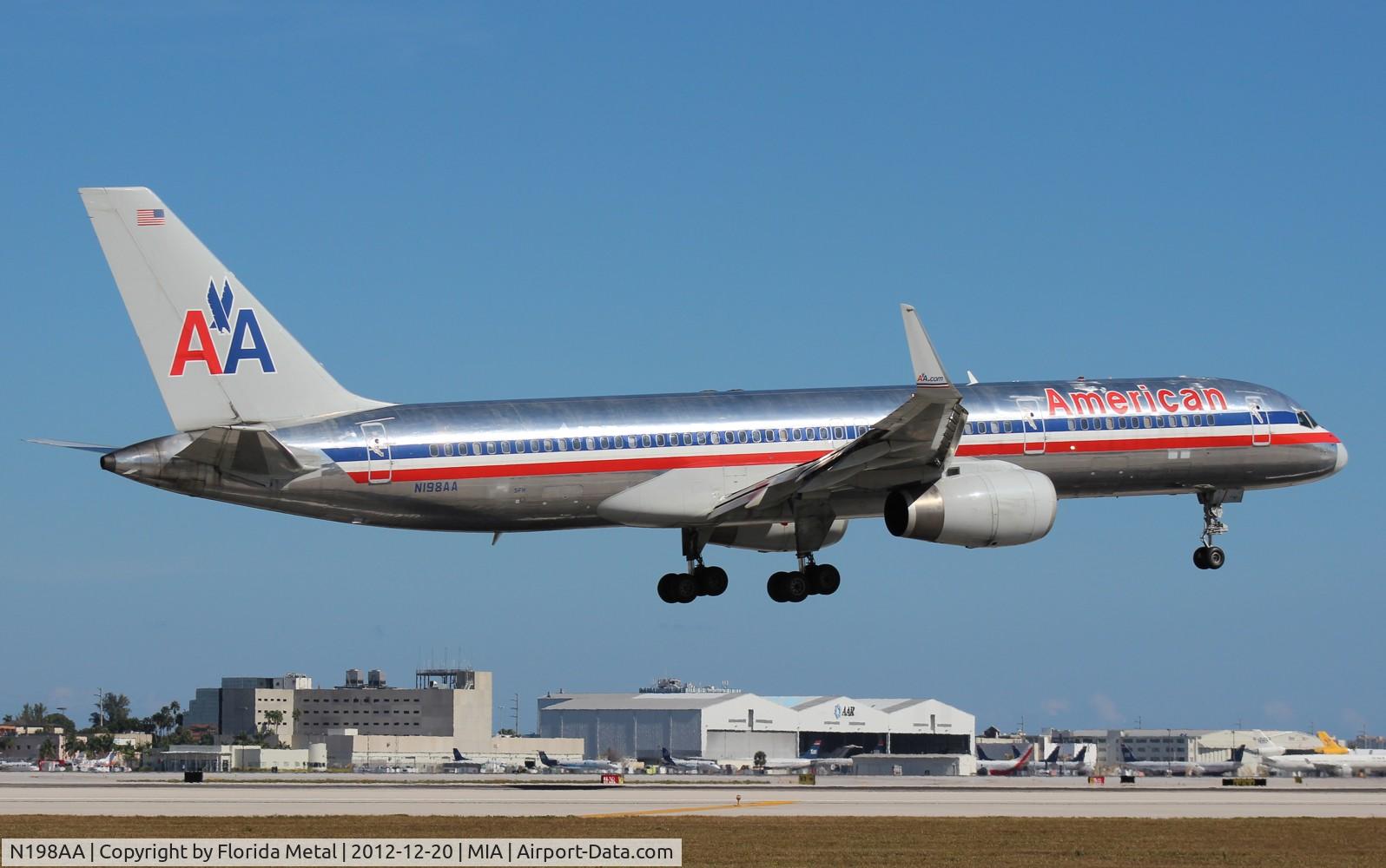 N198AA, 2001 Boeing 757-223 C/N 32392, American 757