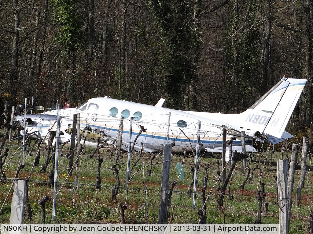 N90KH, 1971 Beech C90 King Air C/N LJ-542, emergency landing at Sainte-Radegonde/Gironde