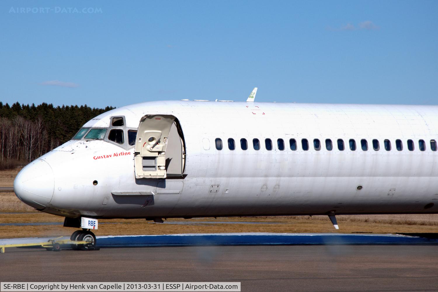 SE-RBE, 1982 McDonnell Douglas MD-82 (DC-9-82) C/N 49152, MD-82 parked at Norrköping Kungsängen airport, Sweden. Used as a source for spares and to be scrapped. Note the 
