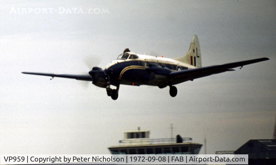 VP959, 1948 De Havilland DH-104 Devon C.2 C/N 04088, Devon C.2 of the Royal Aircraft Establishment at Farnborough landing during the 1972 Farnborough Airshow.