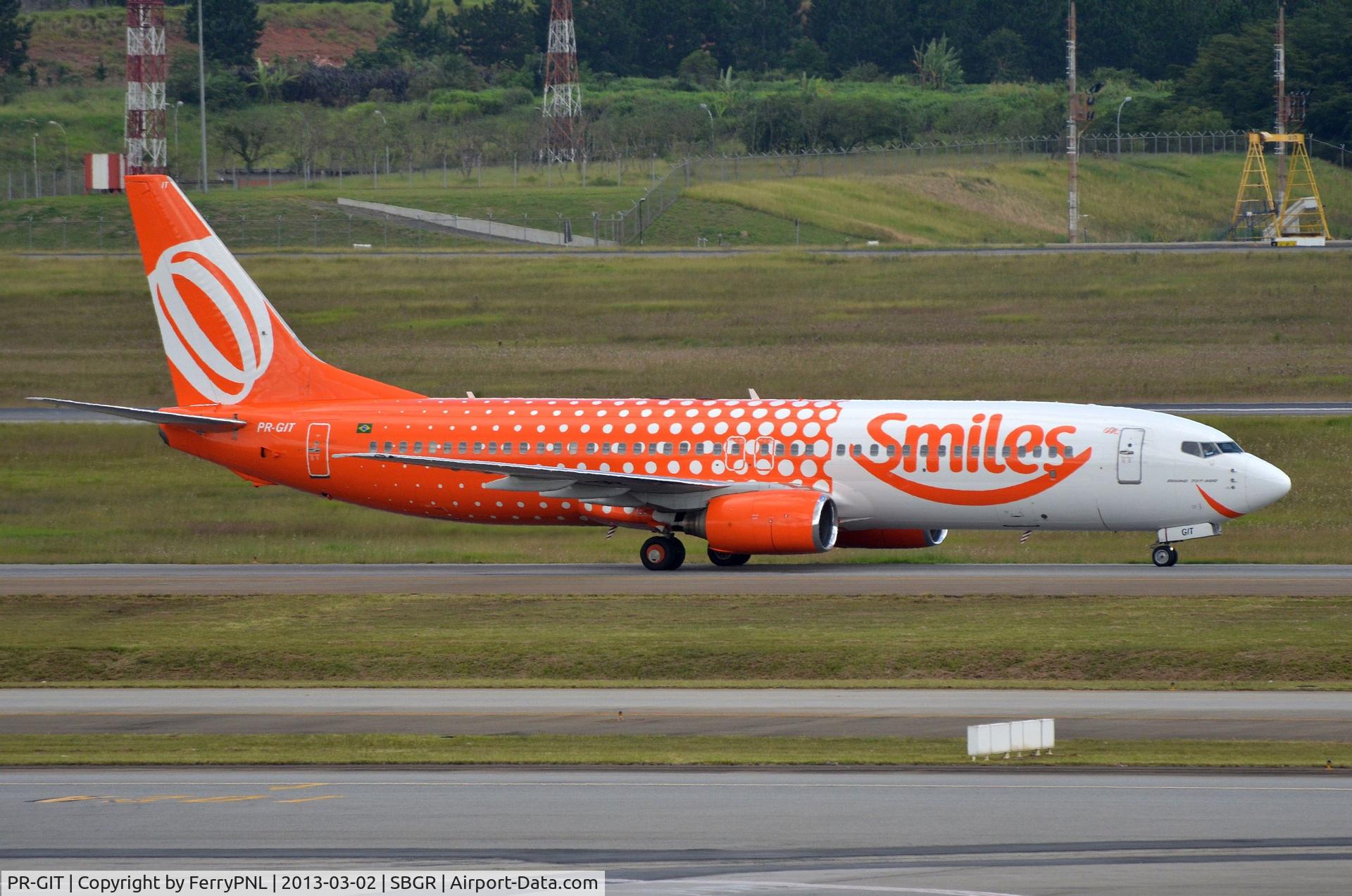 PR-GIT, 1998 Boeing 737-809 C/N 28403, Smiley taxiiing in GRU