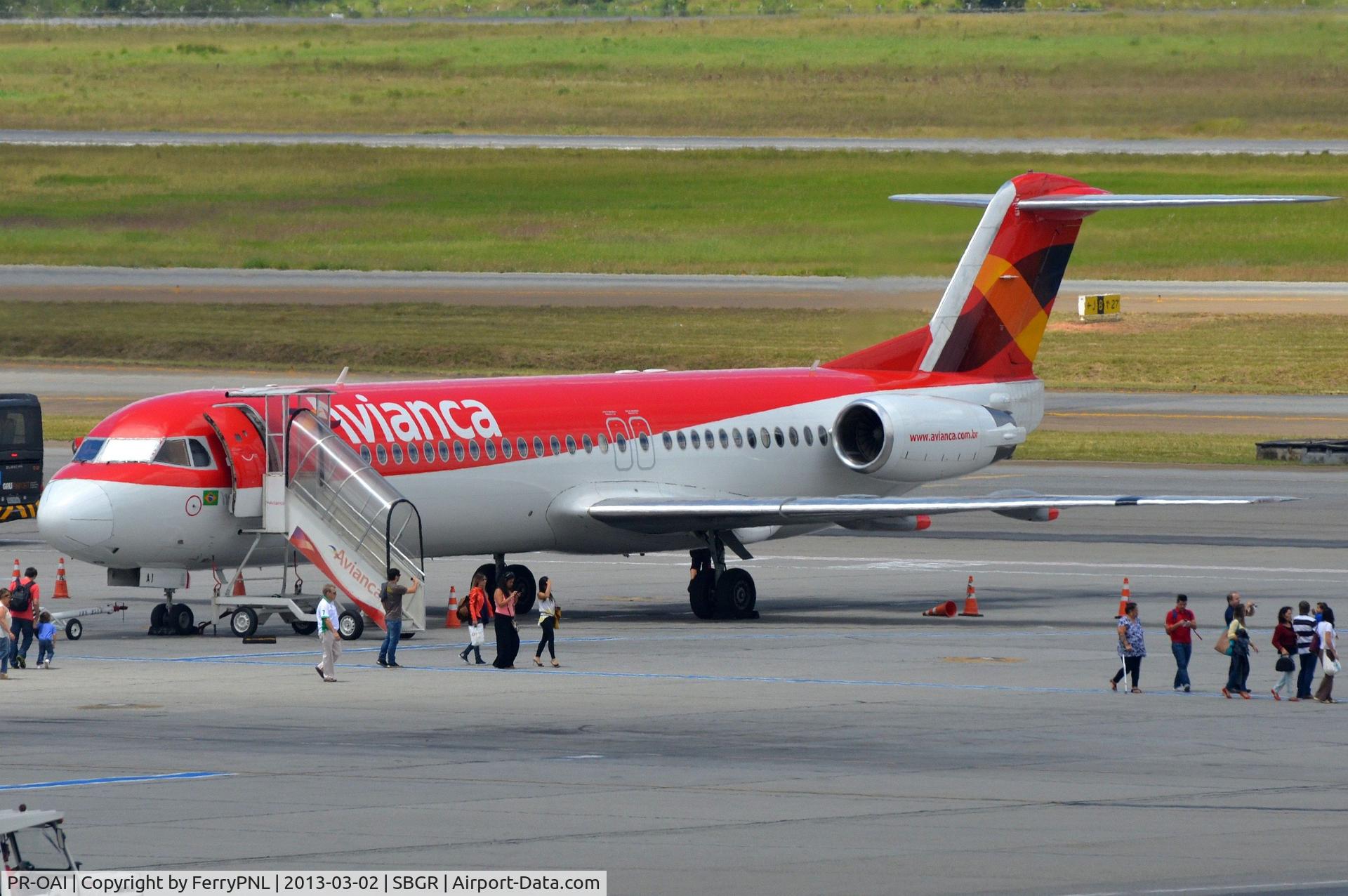 PR-OAI, 1992 Fokker 100 (F-28-0100) C/N 11417, Pax de-boarding in GRU