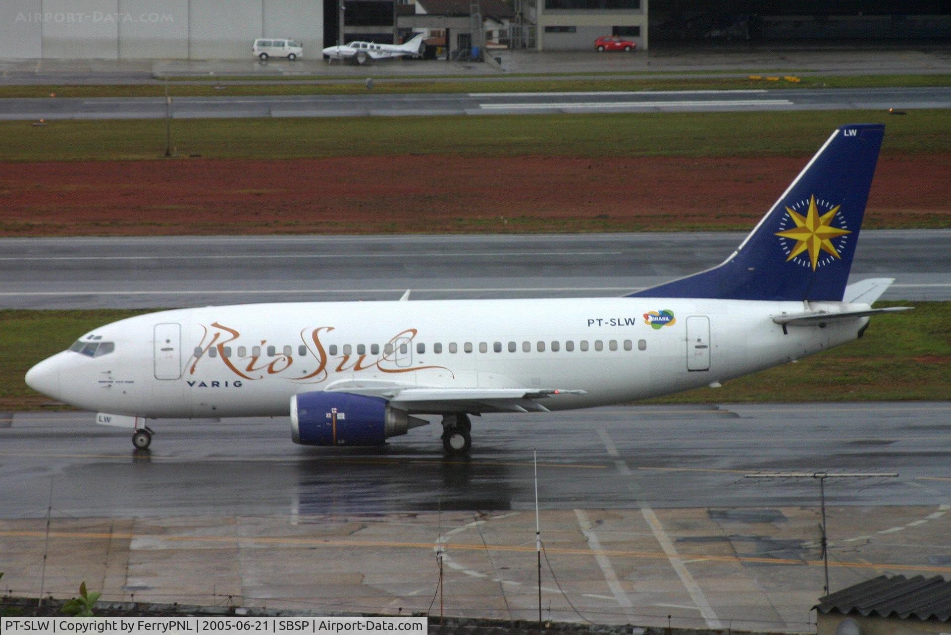 PT-SLW, 1990 Boeing 737-53A C/N 24922, Rio SUL B735 in the rain