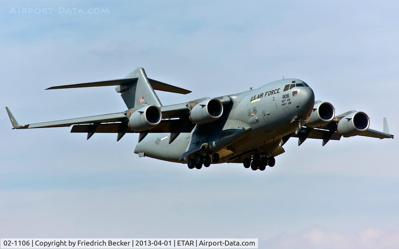 02-1106, 2002 Boeing C-17A Globemaster III C/N P-106, on final RW26