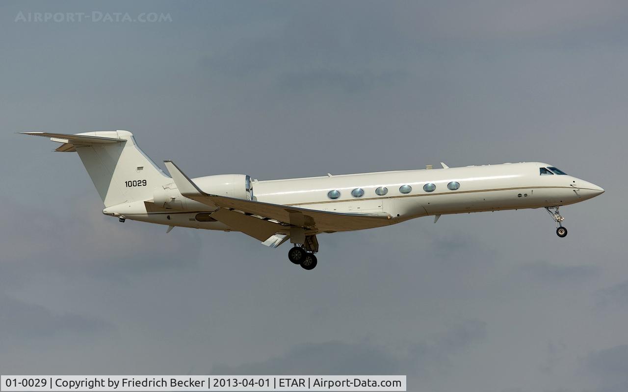 01-0029, 2002 Gulfstream C-37A C/N 624, on final RW26