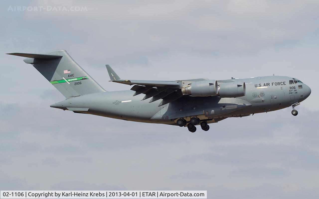 02-1106, 2002 Boeing C-17A Globemaster III C/N P-106, on final RW 08