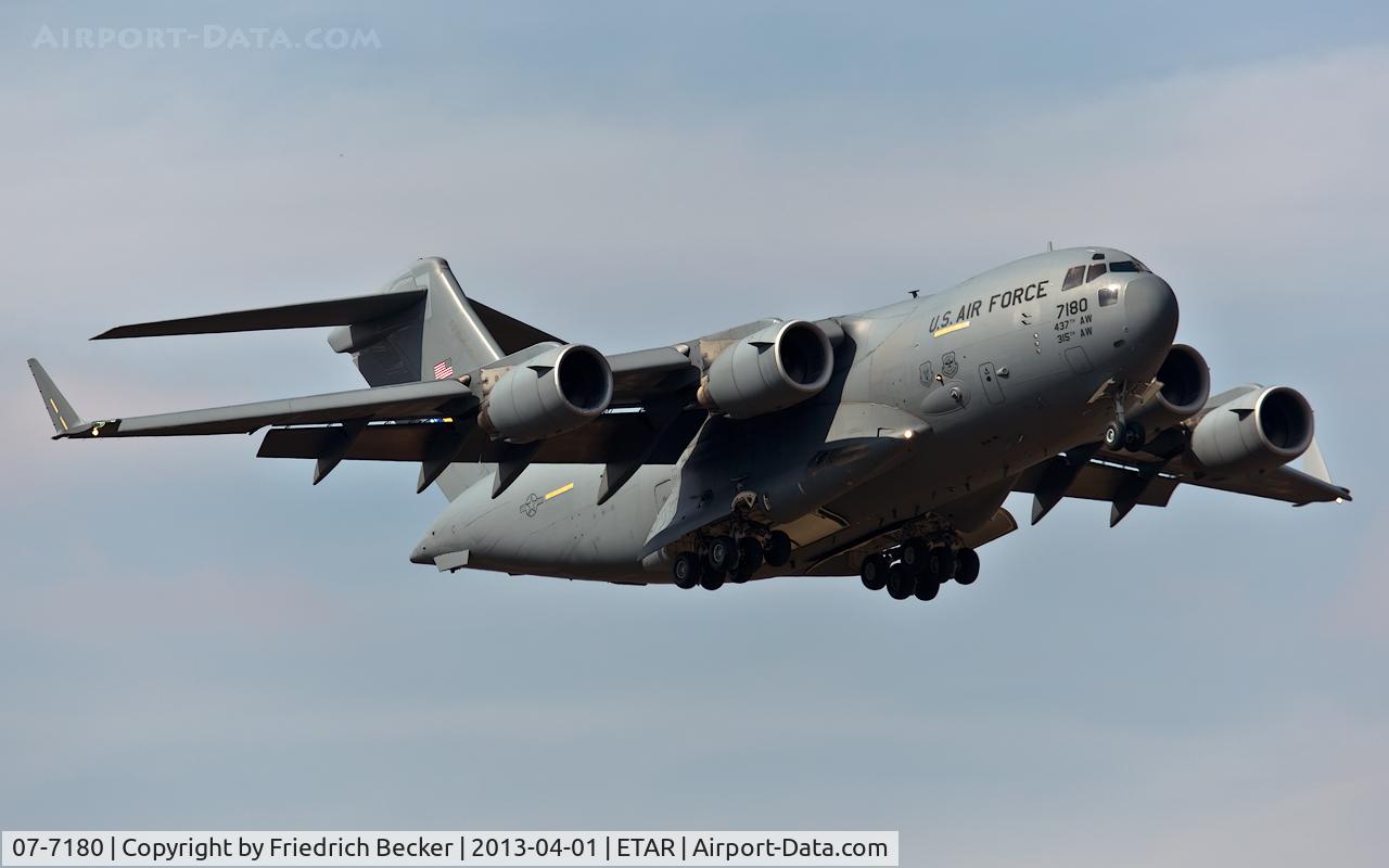07-7180, 2008 Boeing C-17A Globemaster III C/N P-180, on final RW08