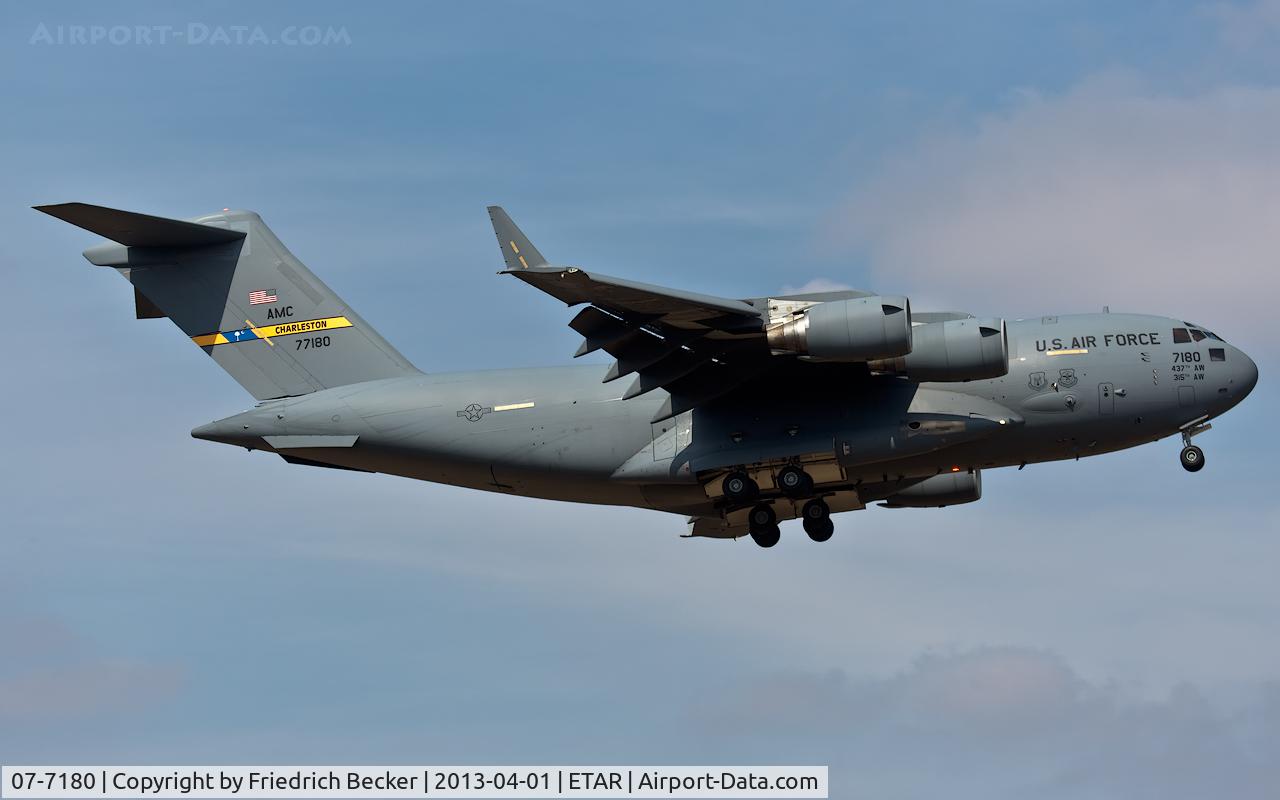 07-7180, 2008 Boeing C-17A Globemaster III C/N P-180, on final RW08