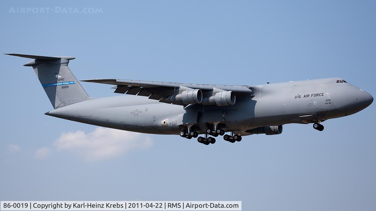 86-0019, 1986 Lockheed C-5B Galaxy C/N 500-0105, on final RW 08