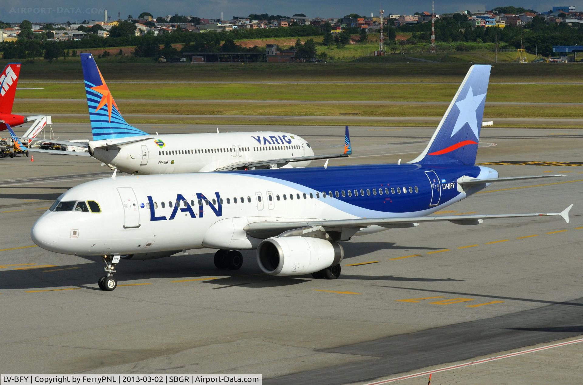 LV-BFY, 2002 Airbus A320-233 C/N 1858, LAN Argentina A320 taxiing to its gate