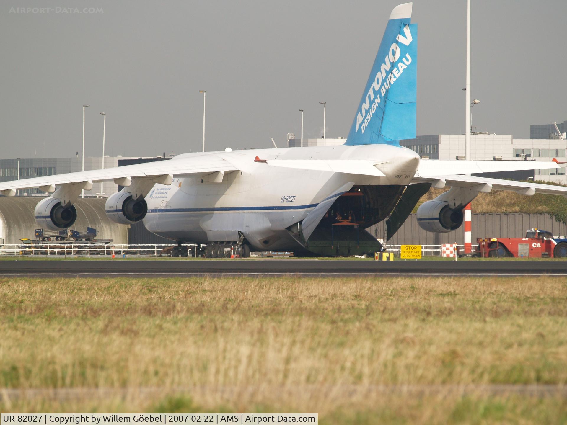 UR-82027, 1990 Antonov An-124-100 Ruslan C/N 19530502288, Parking on the parking place for loading the Cargo