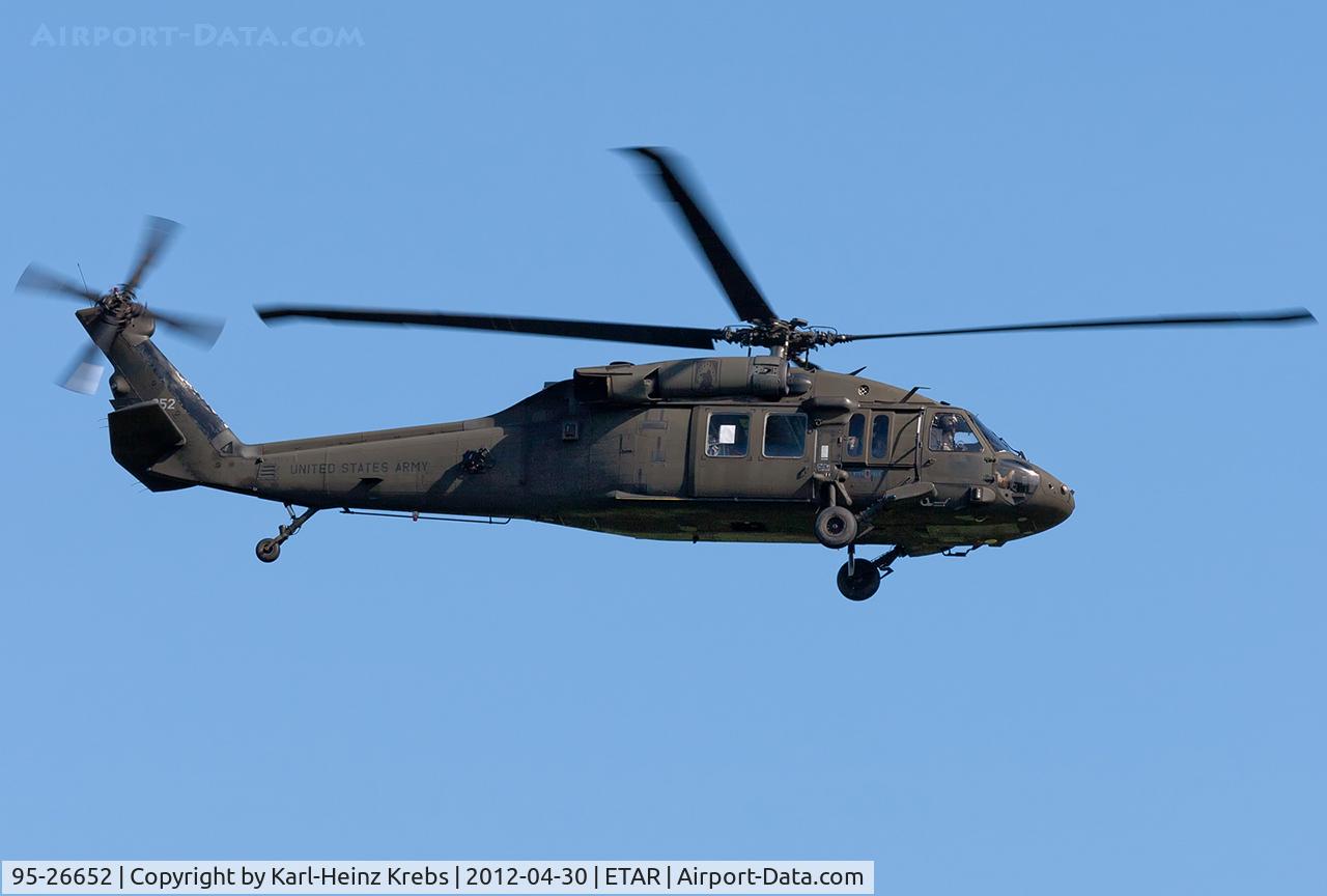 95-26652, 1995 Sikorsky UH-60L Black Hawk C/N 70-2177, US Army - on final RW 08