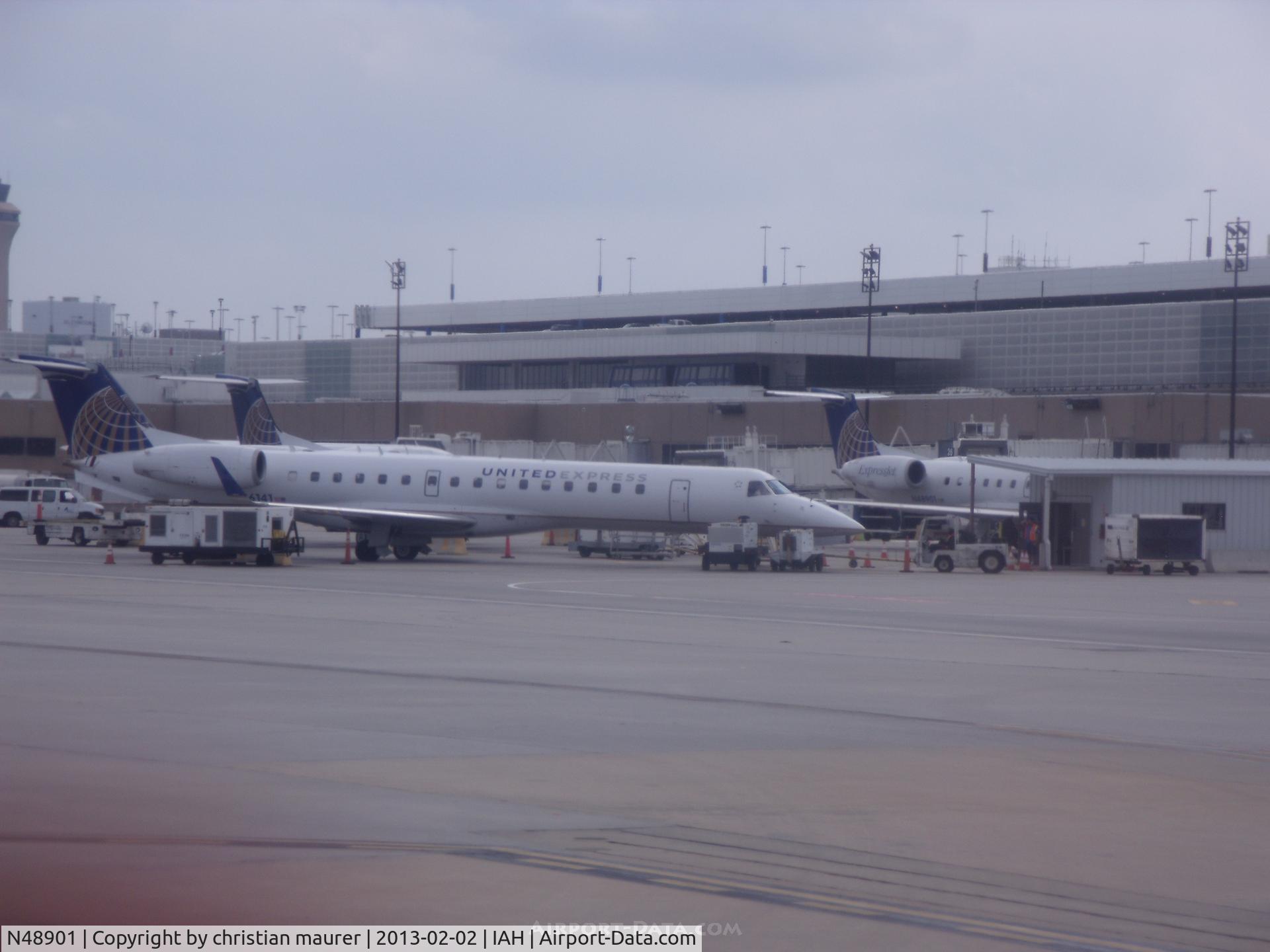 N48901, 2001 Embraer EMB-145LR C/N 145501, old continental express livery now used by united.
behind the erj-145 with UA LIVERY