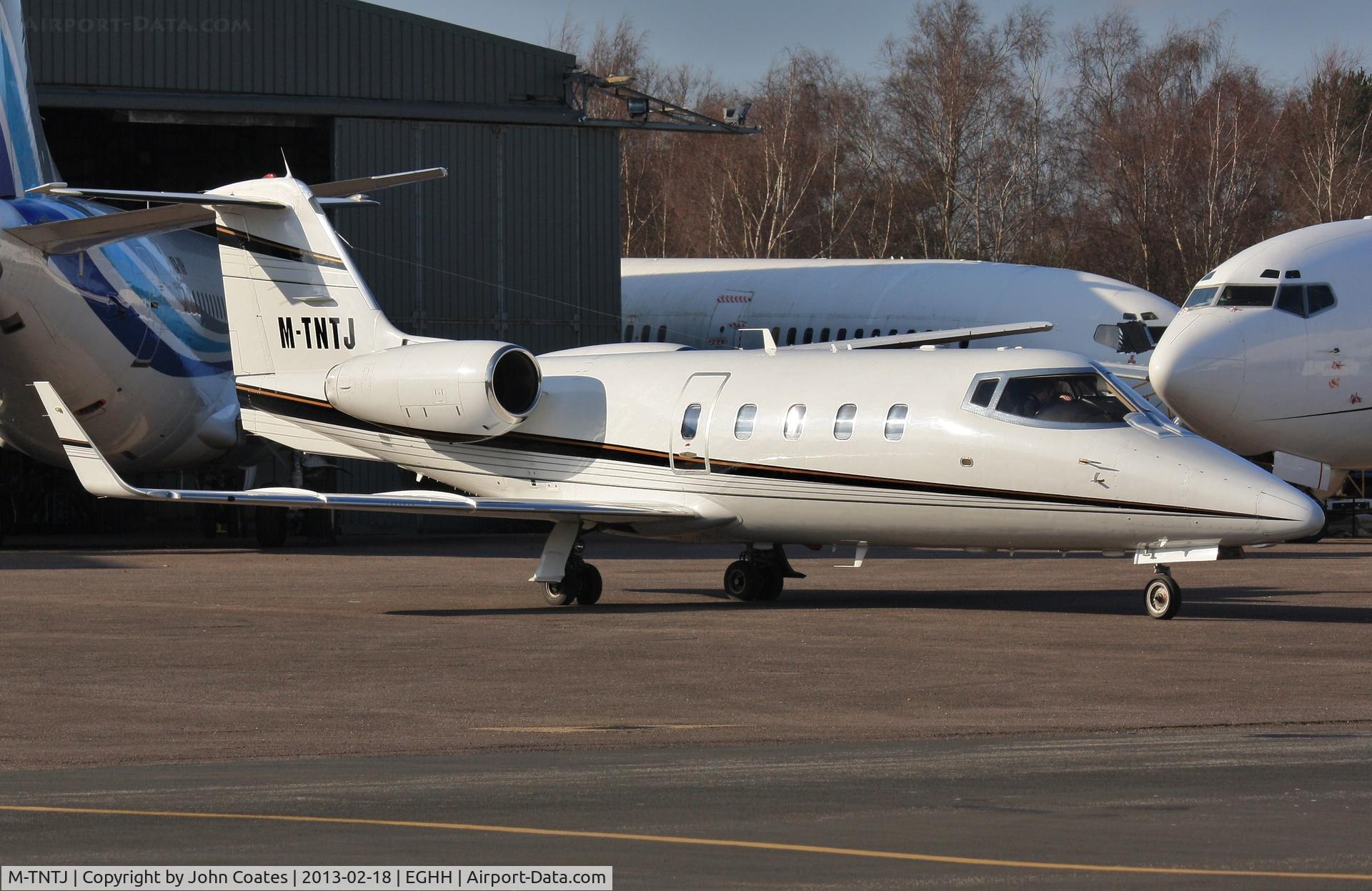 M-TNTJ, 1983 Learjet 55 C/N 55-087, Parling up on European ramp with crew for OO-TNQ