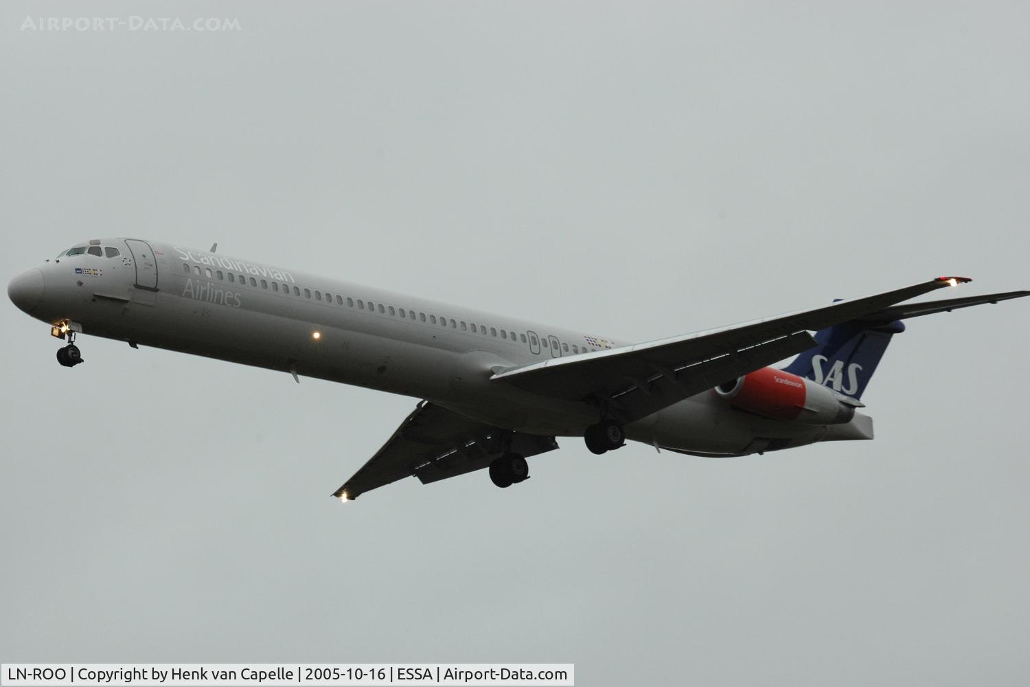 LN-ROO, 1992 McDonnell Douglas MD-81 (DC-9-81) C/N 53366, Scandinavian Airlines MD-81 approaching Stockholm Arlanda airport.
