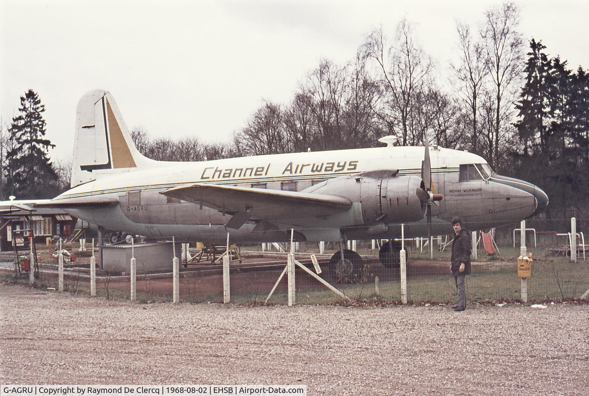 G-AGRU, 1946 Vickers 657 Viking 1 C/N 112, Together with Viking G-AGRW and G-AHPB by a café near
Soesterberg.
