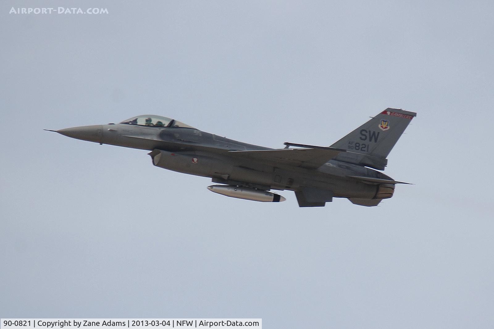 90-0821, 1990 General Dynamics F-16CM Fighting Falcon C/N CC-21, USAF F-16 departing NAS Fort Worth