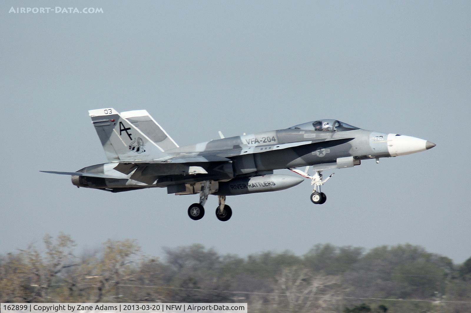 162899, McDonnell Douglas F/A-18C Hornet C/N 0452, US Navy F/A-18 landing at NAS Fort Worth
