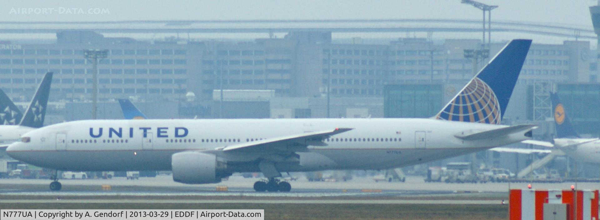 N777UA, 1995 Boeing 777-222 C/N 26916, United, is waiting for take off at Frankfurt Int´l (EDDF)
