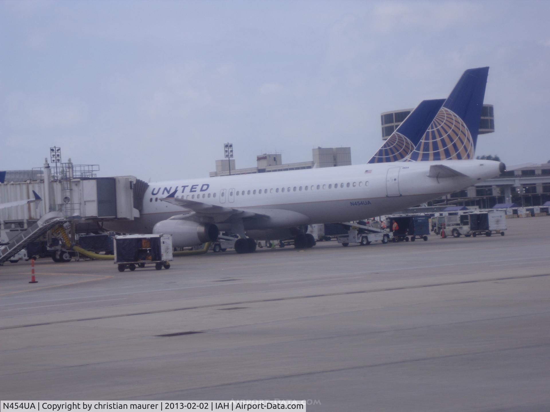 N454UA, 1999 Airbus A320-232 C/N 1104, a320