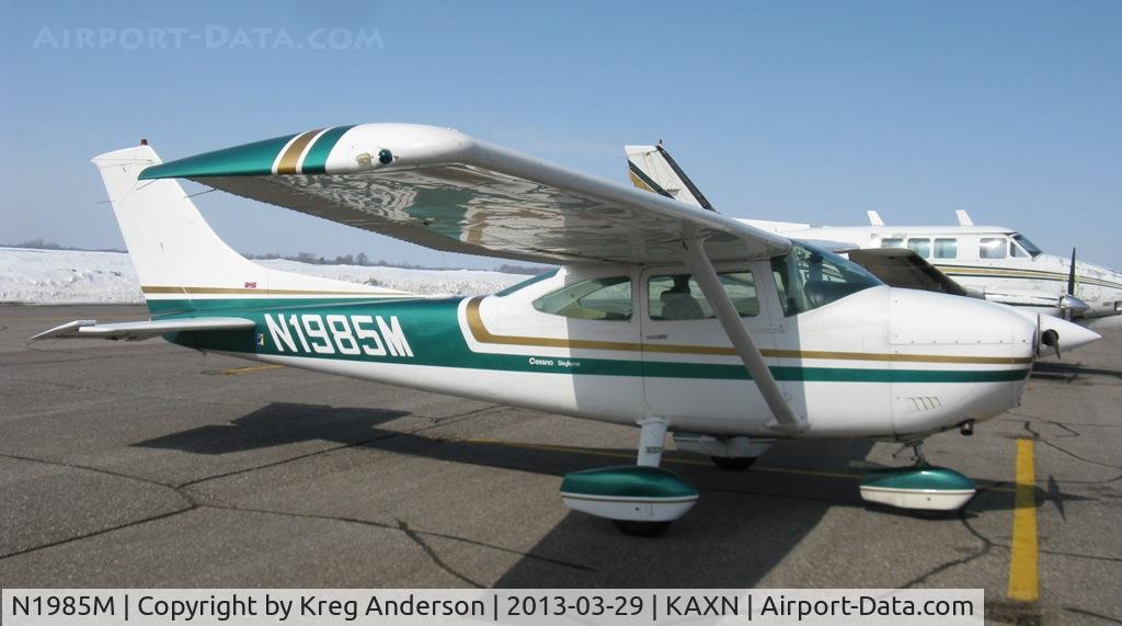 N1985M, 1976 Cessna 182P Skylane C/N 18264514, Cessna 182P Skylane on the line.