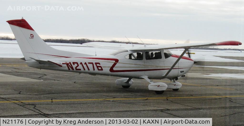 N21176, 1972 Cessna 182P Skylane C/N 18261465, Cessna 182P Skylane on the ramp.