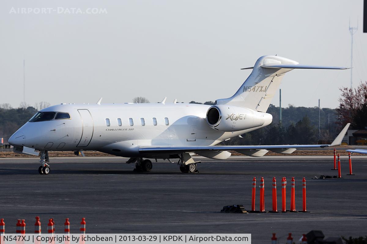 N547XJ, 2009 Bombardier Challenger 300 (BD-100-1A10) C/N 20281, Canon 5D Mark III / Canon 100-400 L IS USM