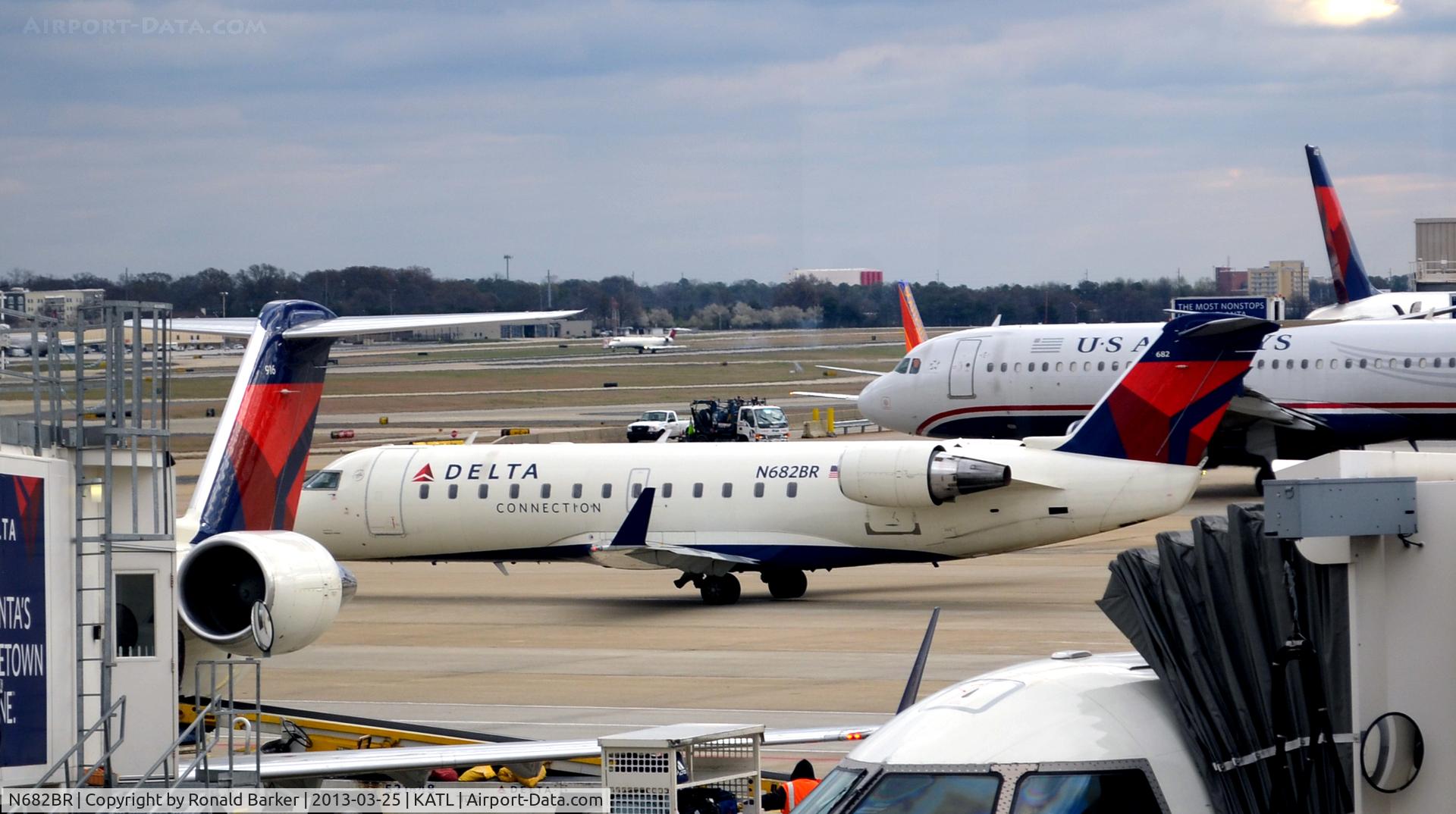 N682BR, 2002 Bombardier CRJ-200ER (CL-600-2B19) C/N 7691, Taxi Atlanta