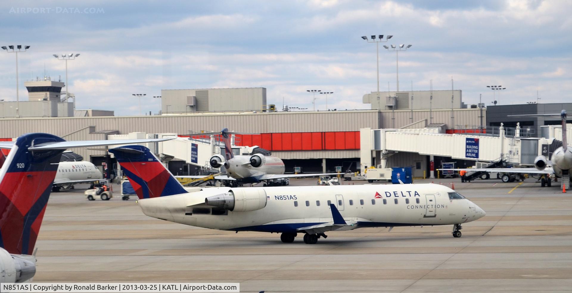 N851AS, 1999 Bombardier CRJ-200ER (CL-600-2B19) C/N 7360, Taxi Atlanta