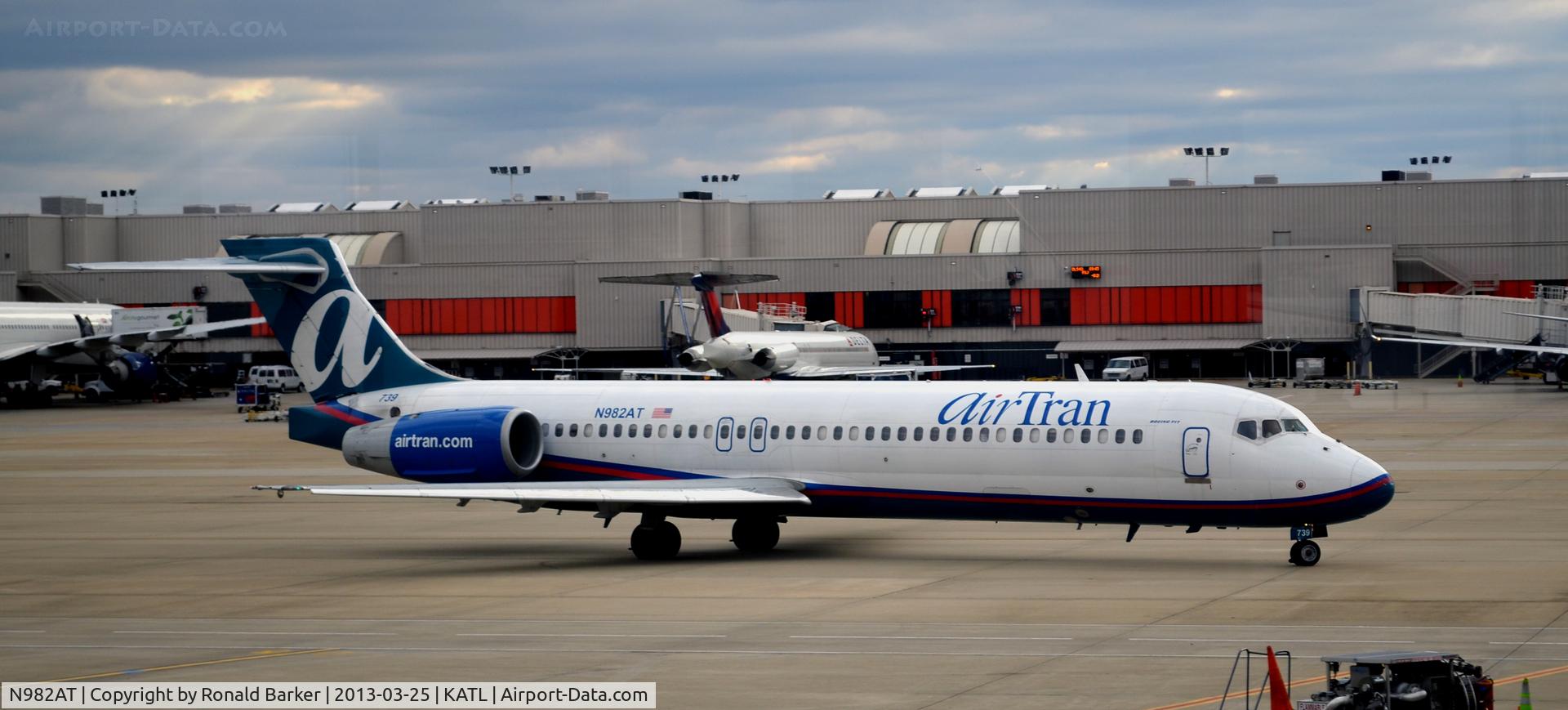 N982AT, 2002 Boeing 717-200 C/N 55041, Taxi Atlanta