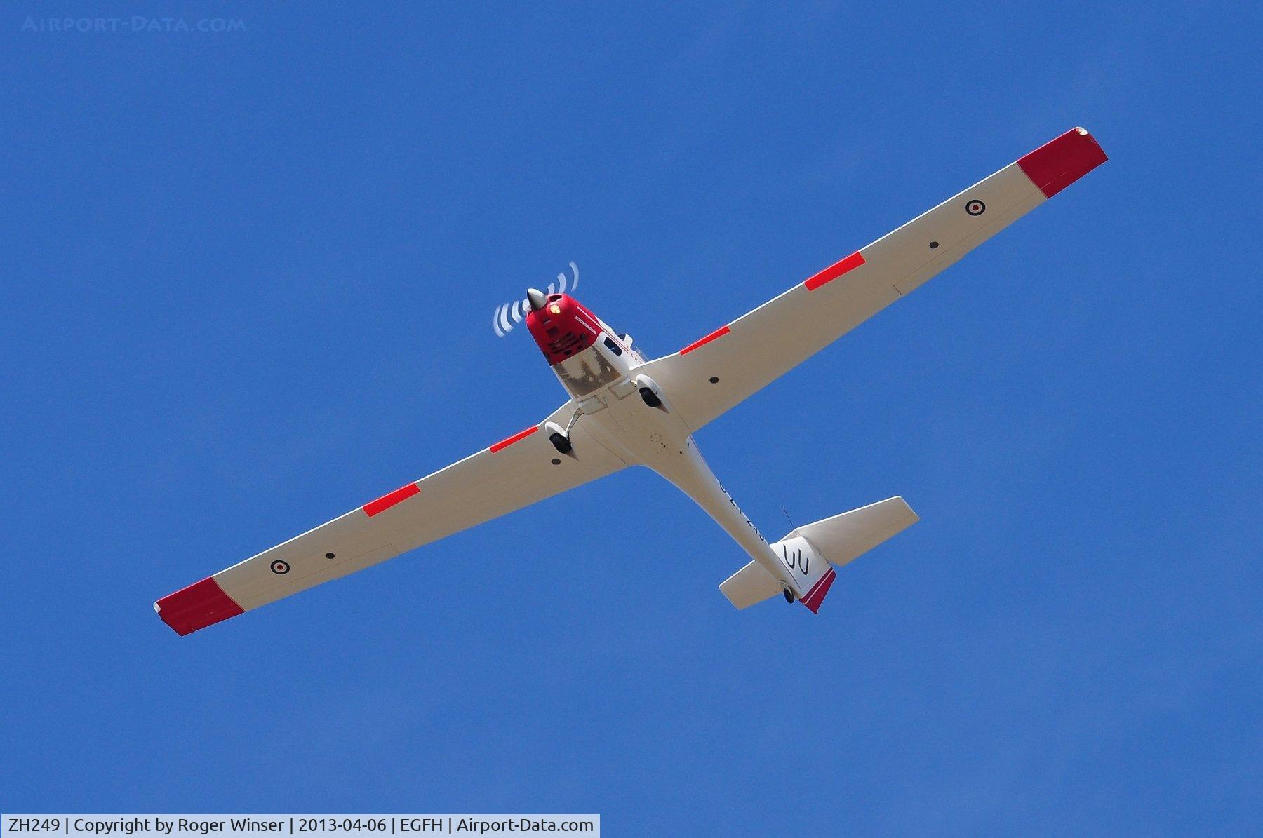 ZH249, Grob G-109B Vigilant T1 C/N 6562, Practice approach/overshoot Runway 22. Coded UU and operated by resident 636 VGS.