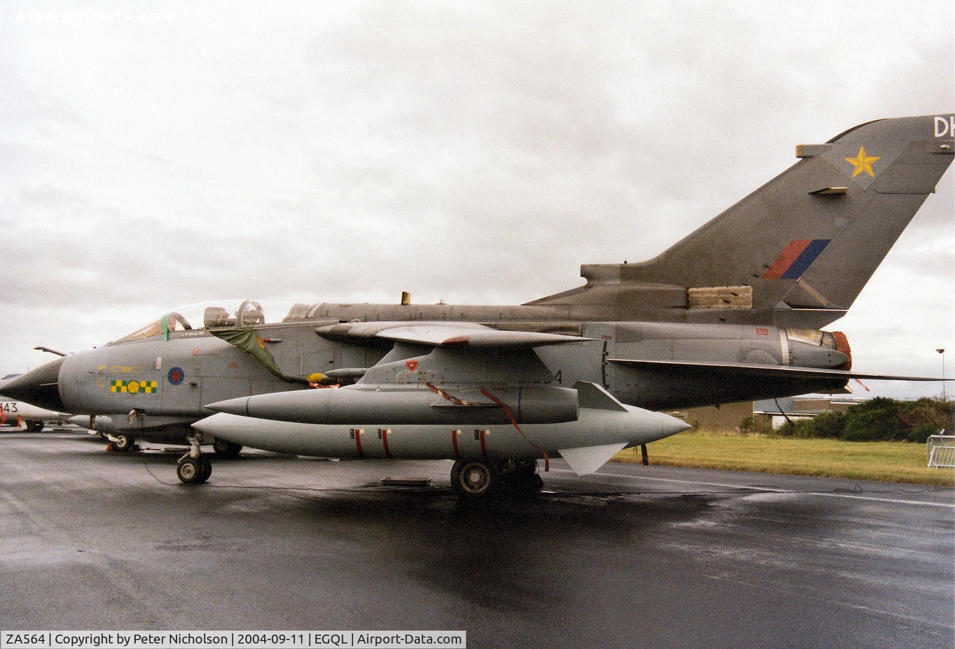 ZA564, 1981 Panavia Tornado GR.4 C/N 090/BS027/3048, Tornado GR.4, callsign Marham 82, of 31 Squadron on display at the 2004 RAF Leuchars Airshow.