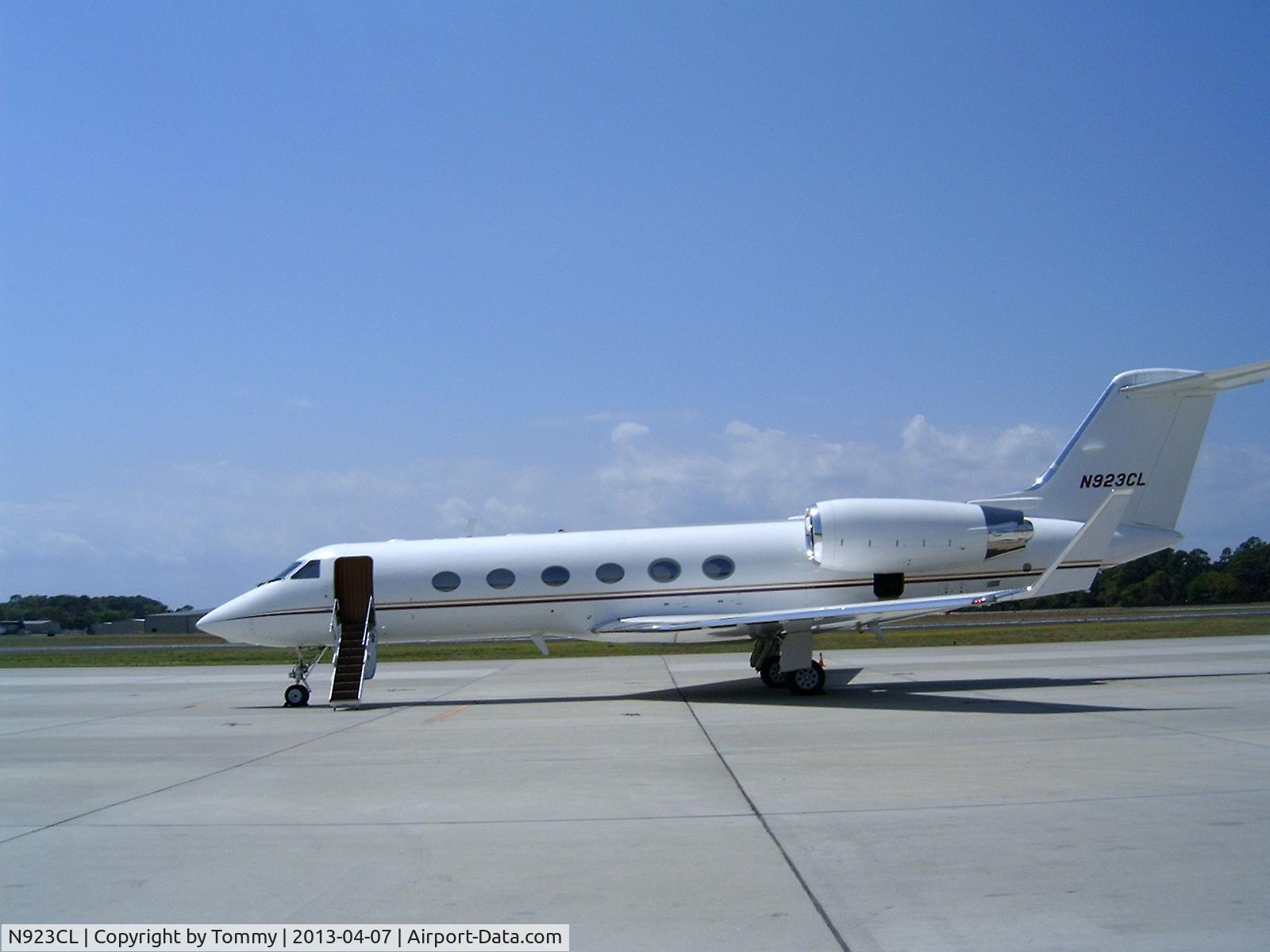 N923CL, 2001 Gulfstream Aerospace G-IV C/N 1471, Plane at St Simmons Island Georgia airport.