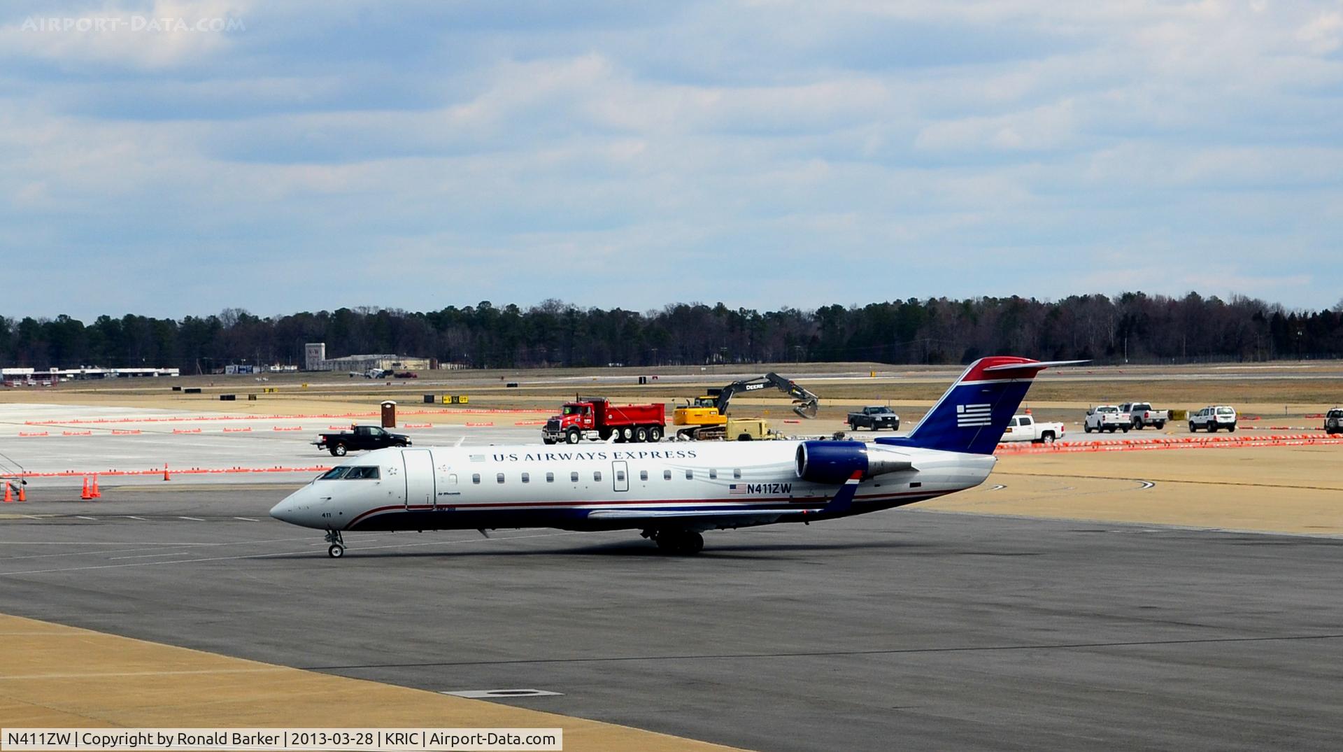 N411ZW, 2001 Bombardier CRJ-200LR (CL-600-2B19) C/N 7569, Taxi Richmond
