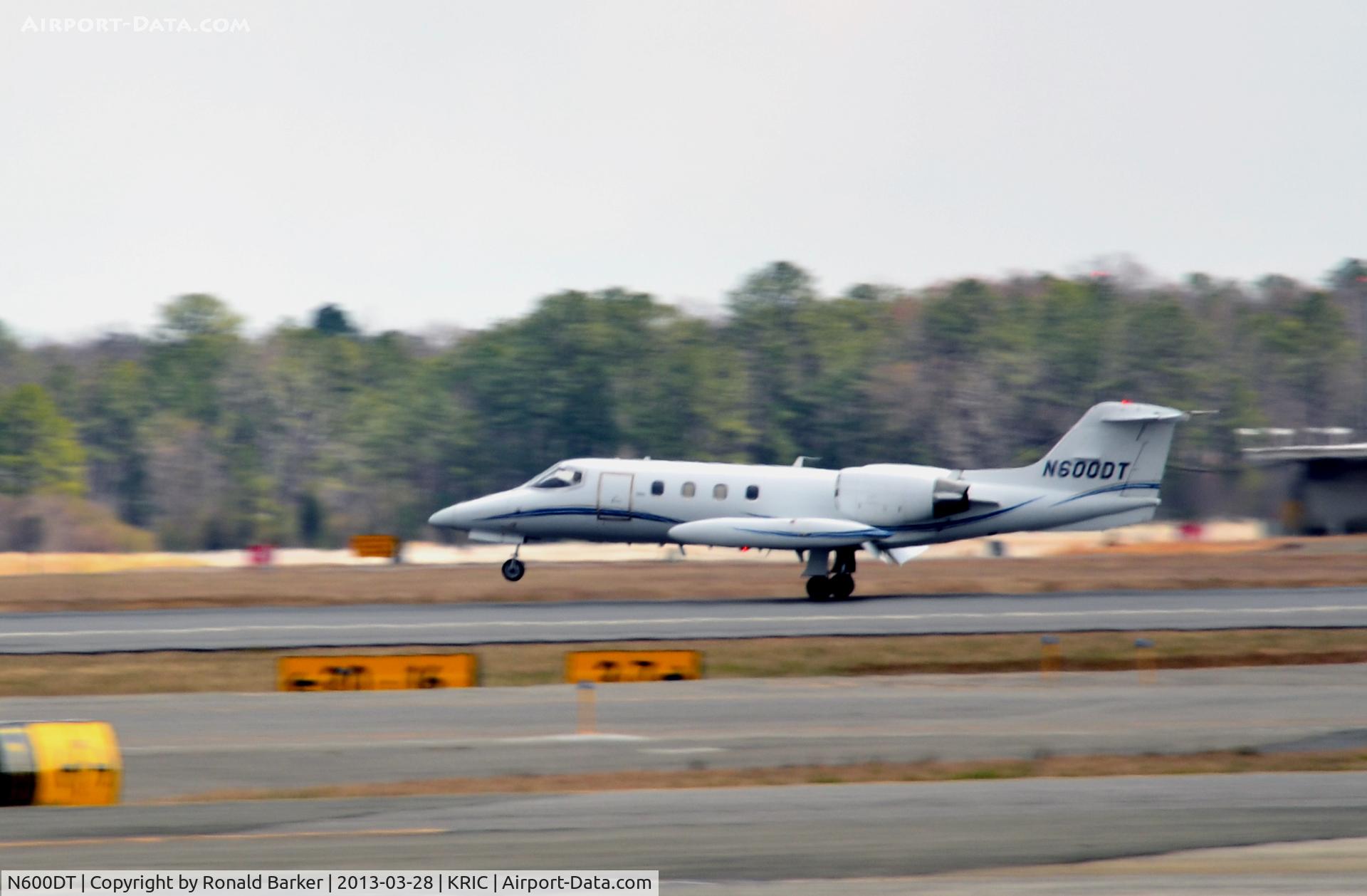N600DT, 1975 Gates Learjet 35 C/N 35-017, Landing Richmond