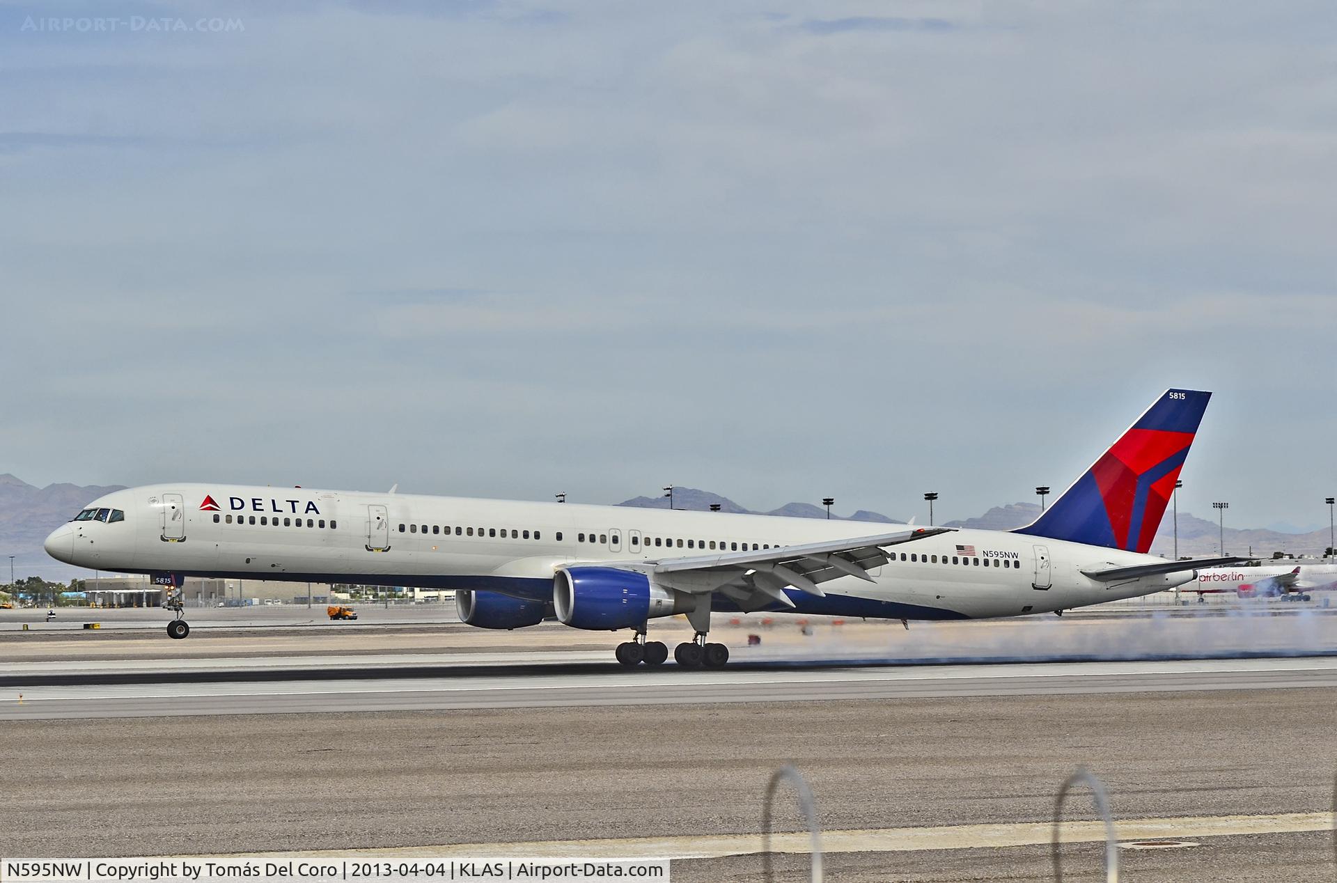 N595NW, 2003 Boeing 757-351 C/N 32995, N595NW Delta Air Lines 2003 Boeing 757-351 C/N 32995

Las Vegas - McCarran International (LAS / KLAS)
USA - Nevada, April 04, 2011
Photo: Tomás Del Coro