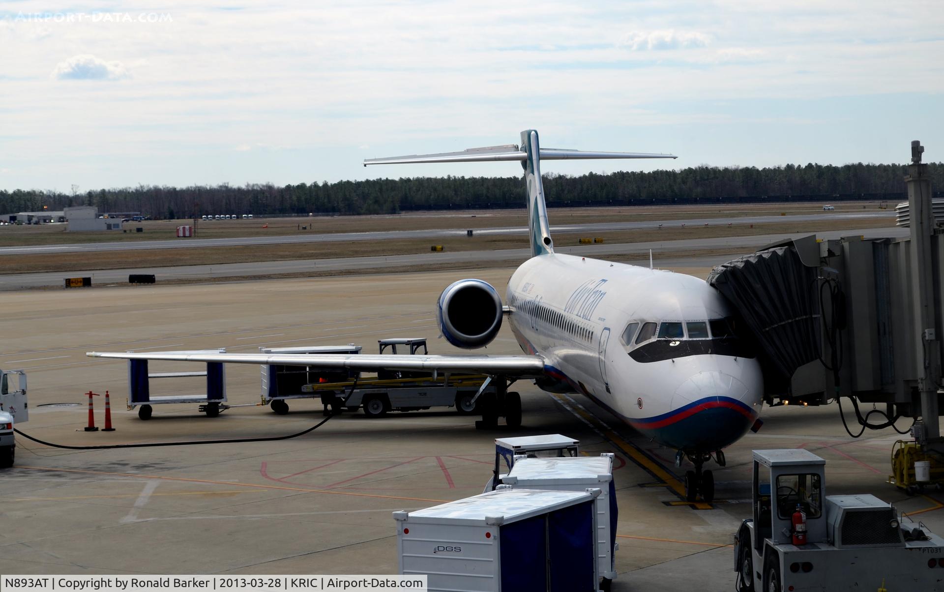 N893AT, 2004 Boeing 717-200 C/N 55045, At the gate Richmond, just in from ATL