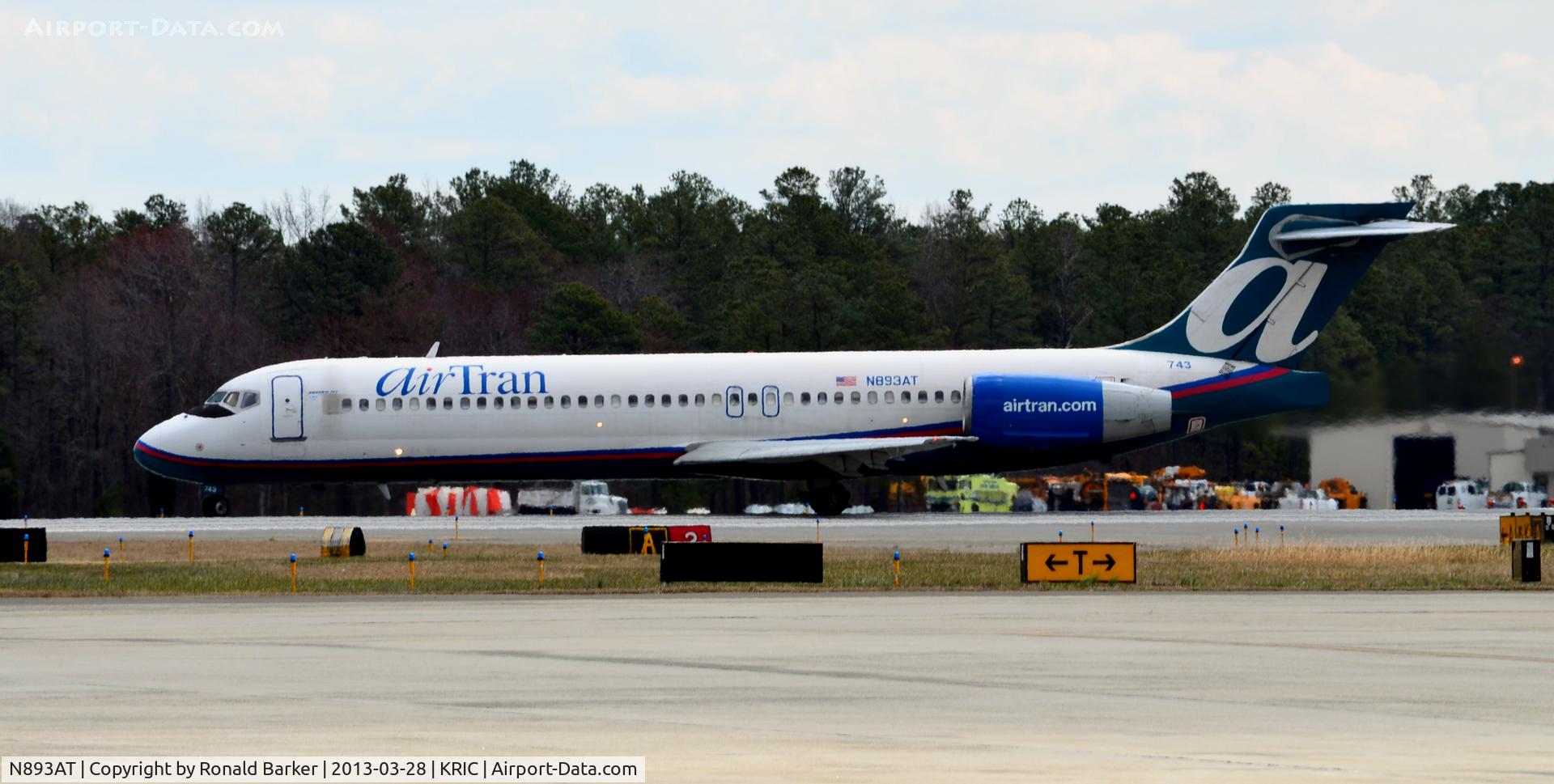 N893AT, 2004 Boeing 717-200 C/N 55045, Richmond, ready for takeoff for ATL