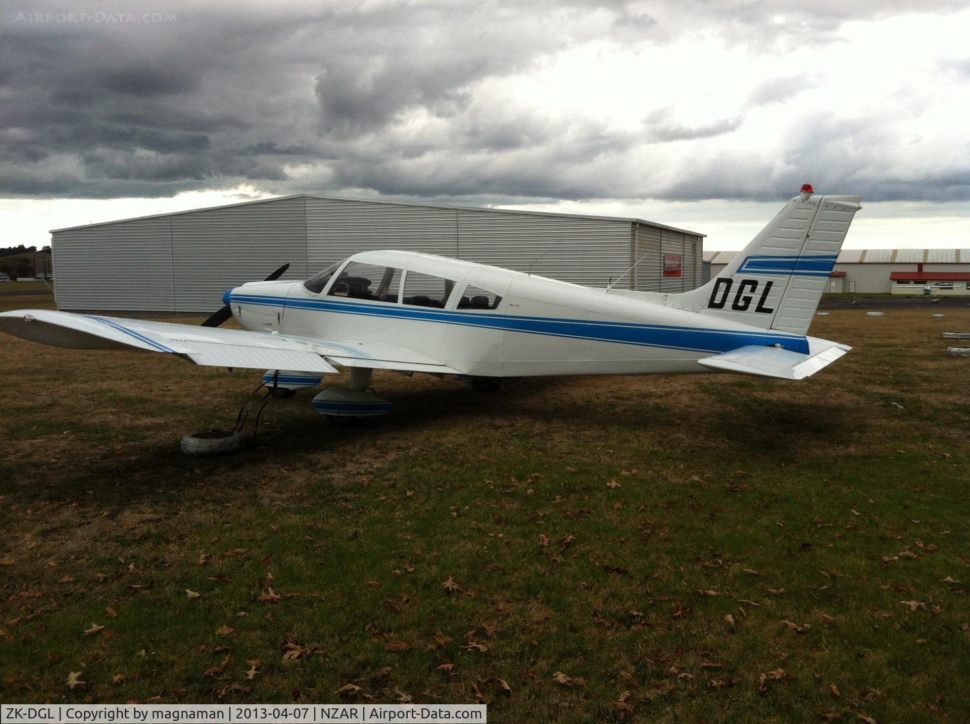 ZK-DGL, Piper PA-28-180 C/N 28-7305206, Outside cafe at Ardmore