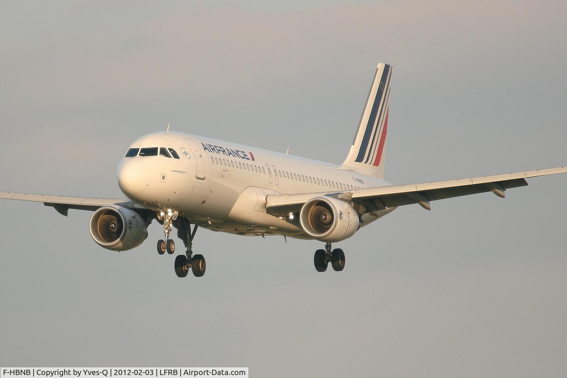 F-HBNB, 2010 Airbus A320-214 C/N 4402, Airbus A320-214, Short approach rwy 25L, Brest-Bretagne Airport (LFRB-BES)